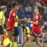 Sydney Schertenleib (à gauche) sera sur le pré au coup d'envoi de Suisse-Islande ce soir. KEYSTONE/GEORGIOS KEFALAS